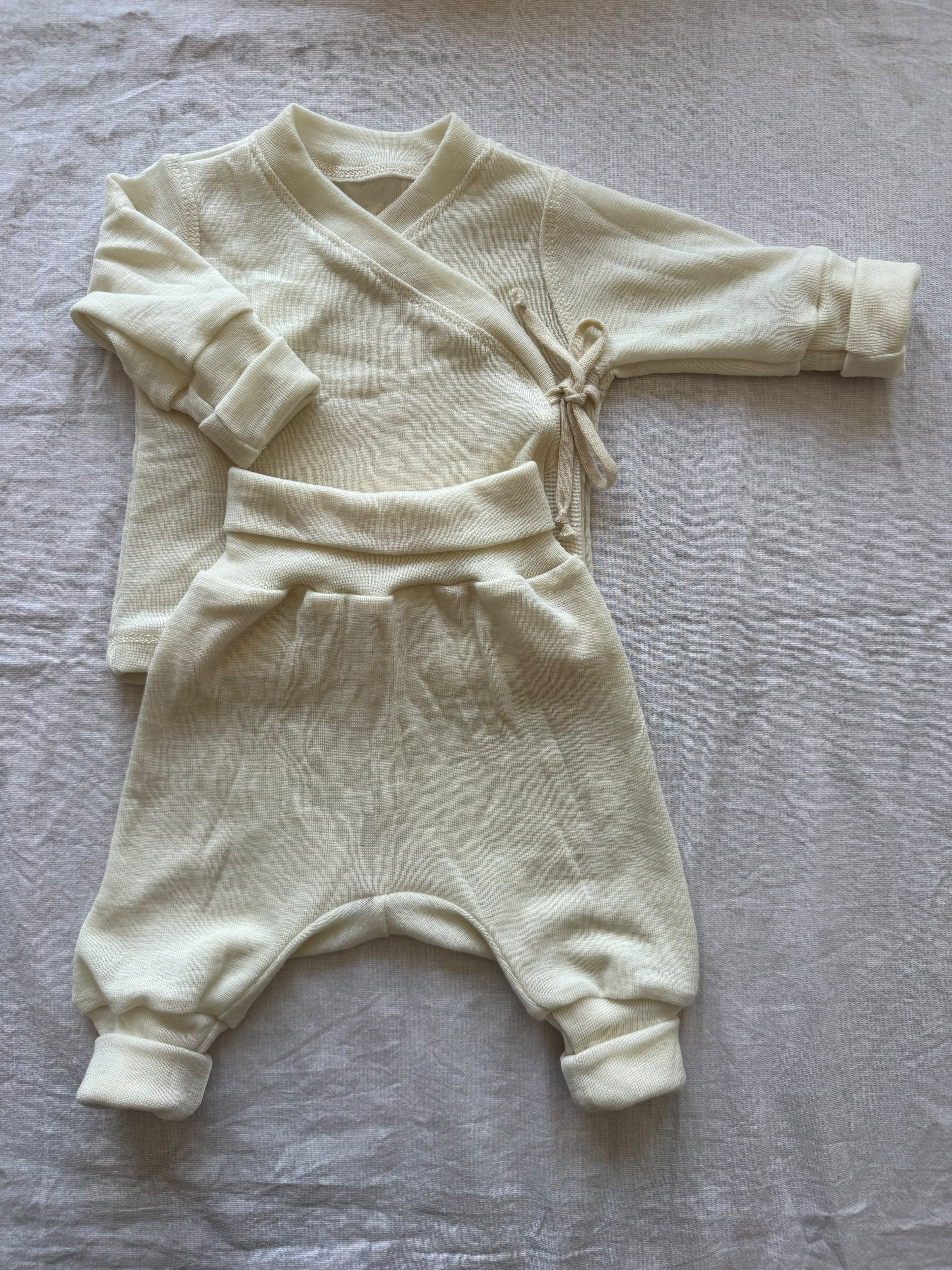 Set mit Wickeljacke aus 100% Merinowolle - Einfarbig