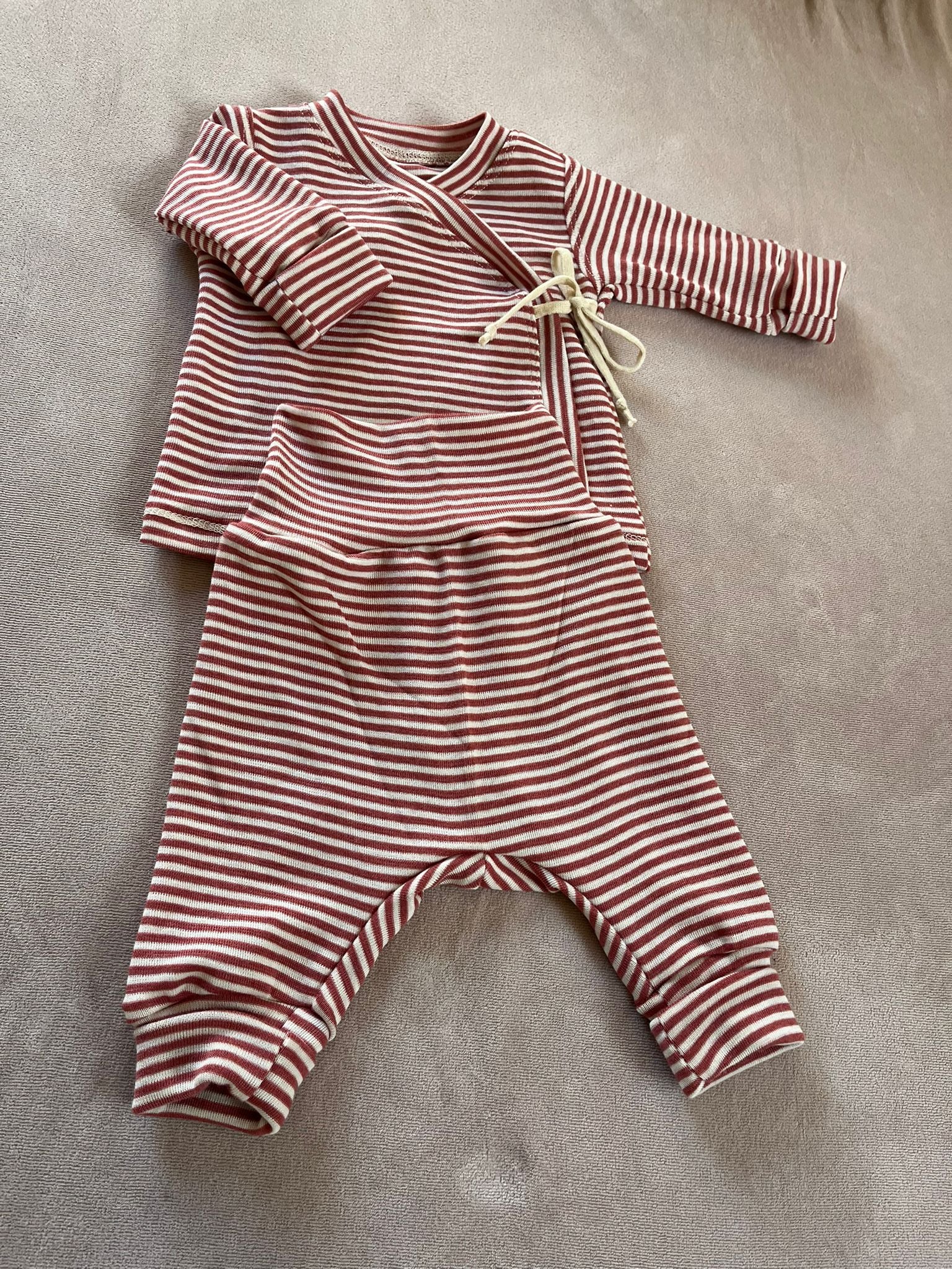 Set mit Wickeljacke aus 100% Merinowolle - Geringelt
