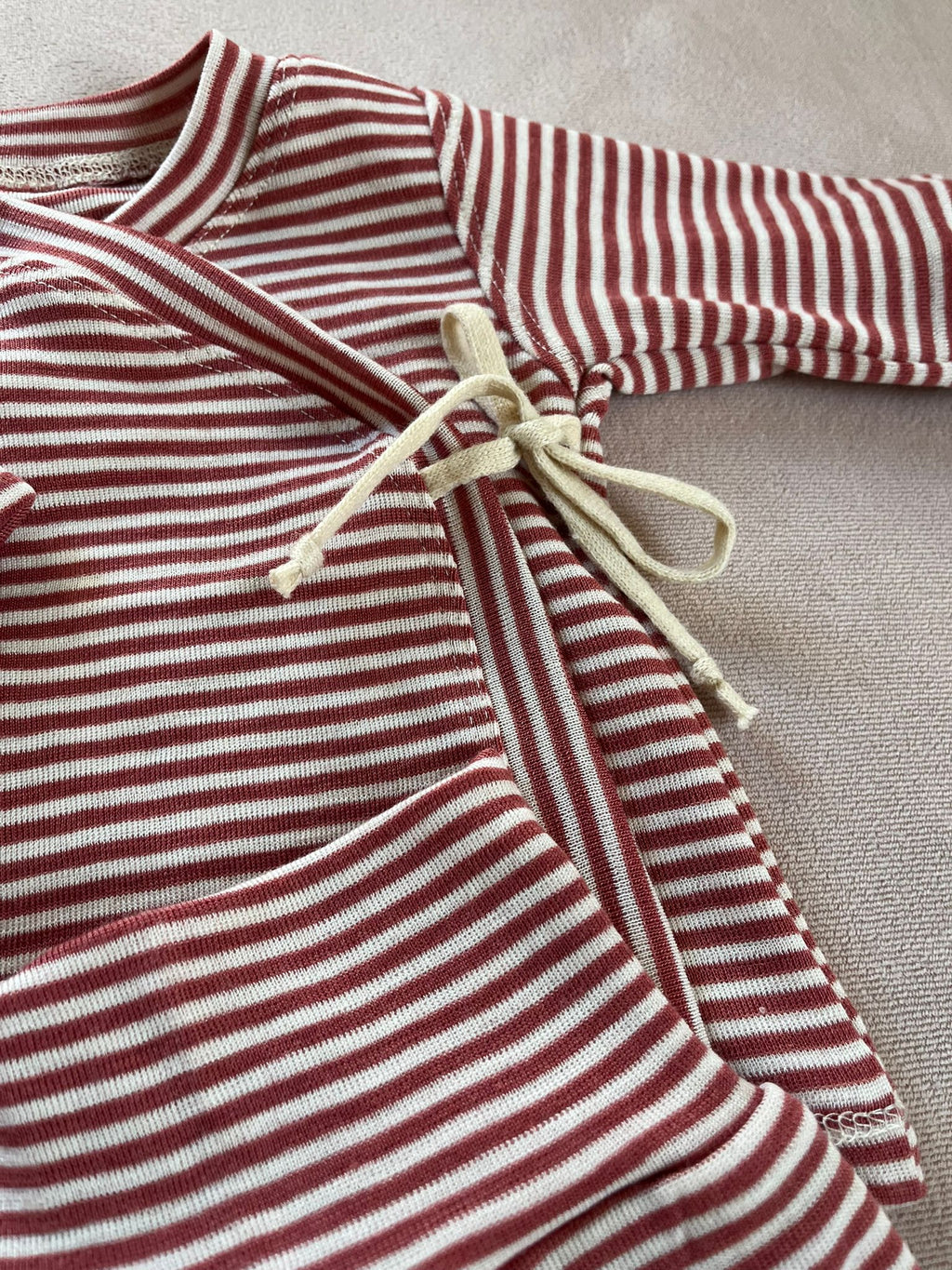 Set mit Wickeljacke aus 100% Merinowolle - Geringelt