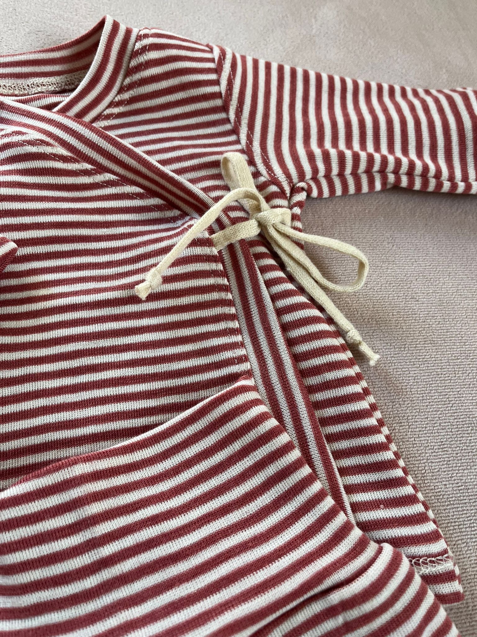 Set mit Wickeljacke aus 100% Merinowolle - Geringelt