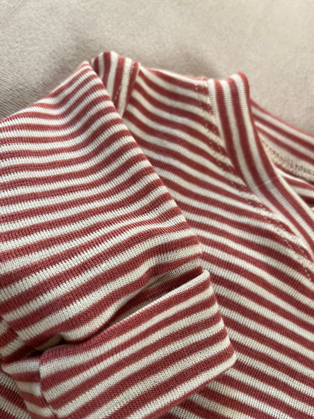 Set mit Wickeljacke aus 100% Merinowolle - Geringelt