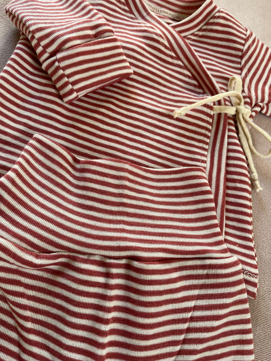 Set mit Wickeljacke aus 100% Merinowolle - Geringelt