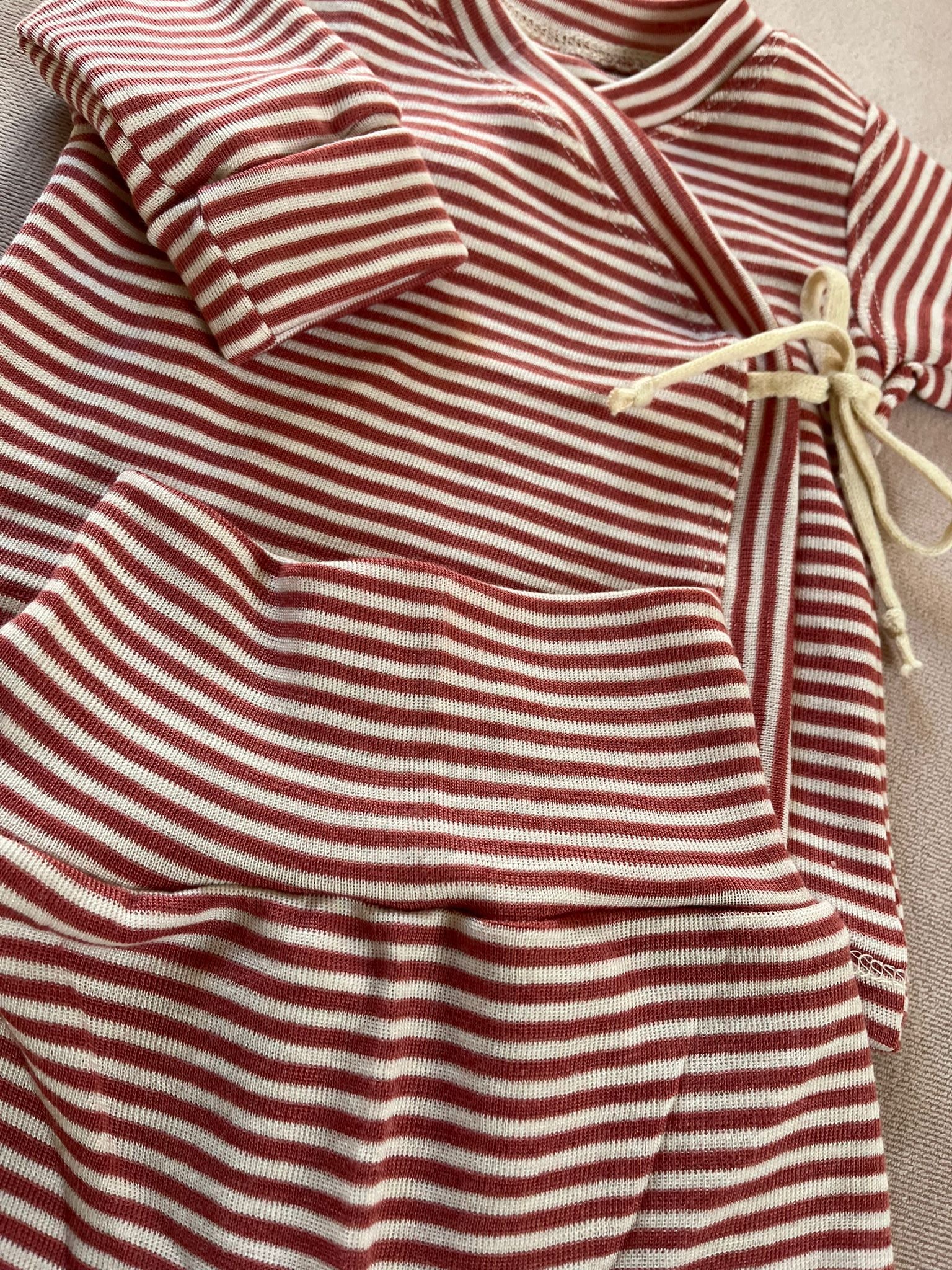 Set mit Wickeljacke aus 100% Merinowolle - Geringelt