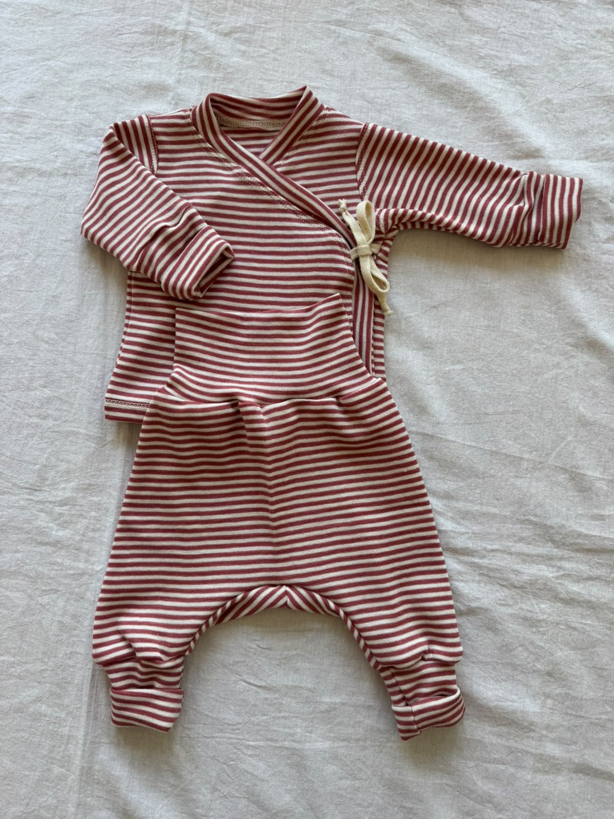 Set mit Wickeljacke aus 100% Merinowolle - Geringelt