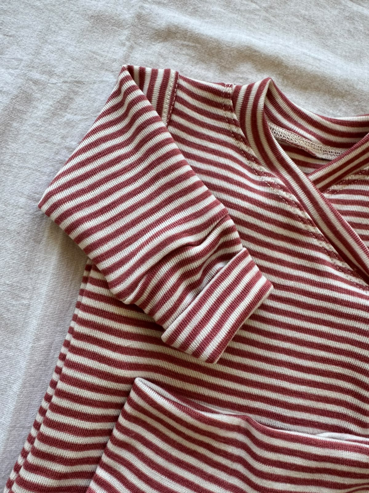 Set mit Wickeljacke aus 100% Merinowolle - Geringelt