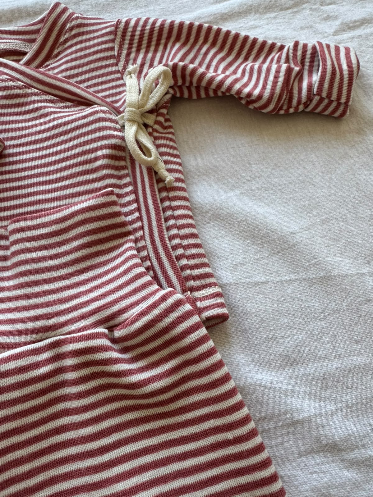 Set mit Wickeljacke aus 100% Merinowolle - Geringelt