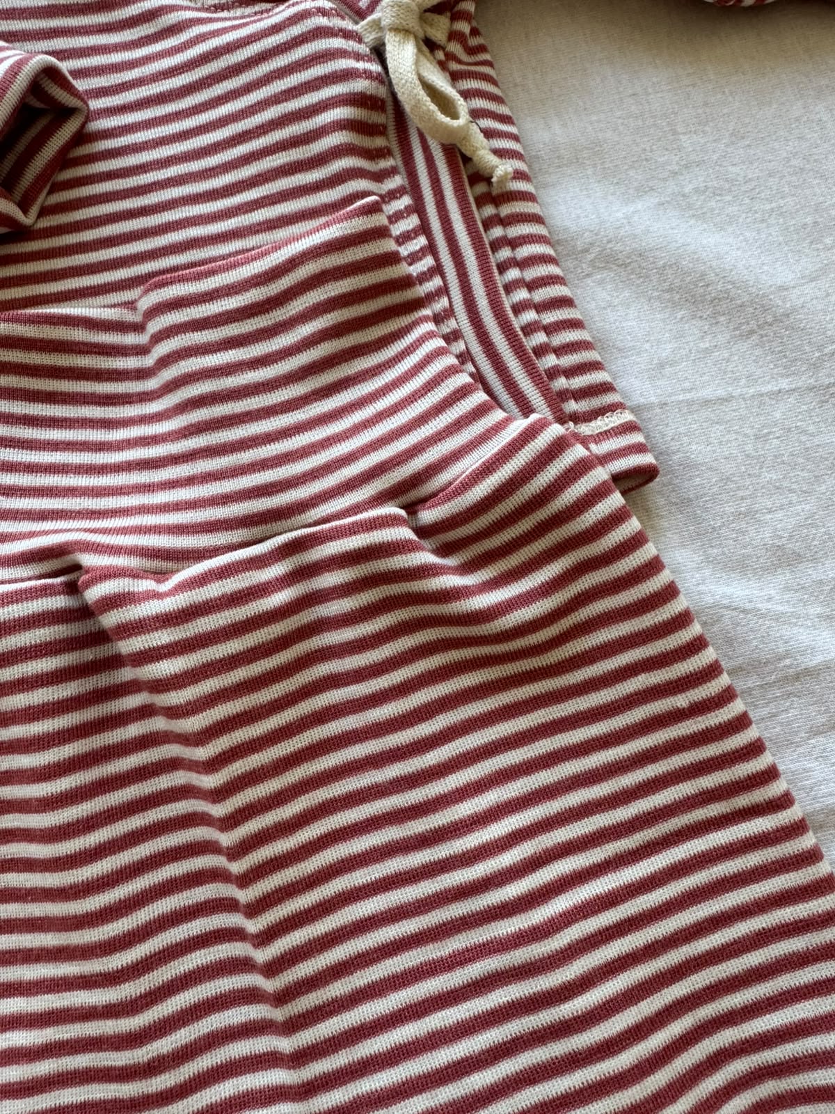 Set mit Wickeljacke aus 100% Merinowolle - Geringelt