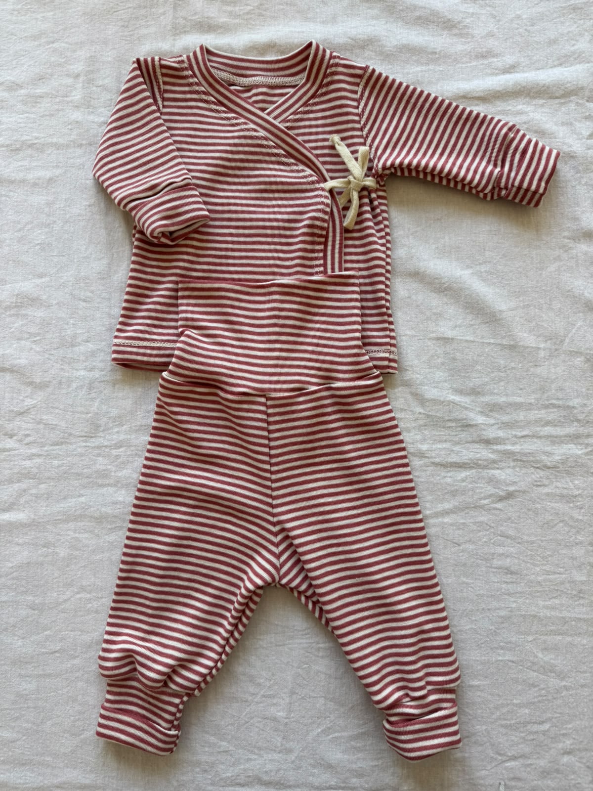Set mit Wickeljacke aus 100% Merinowolle - Geringelt