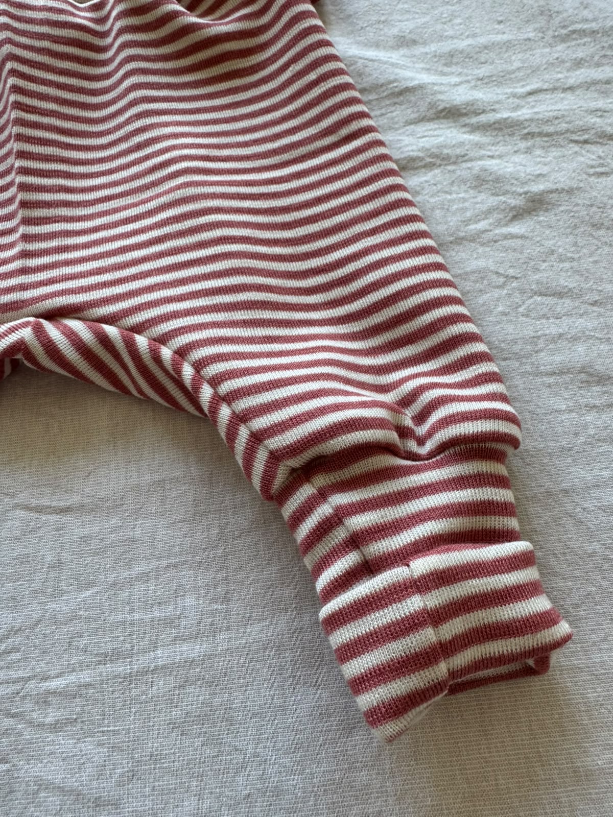 Set mit Wickeljacke aus 100% Merinowolle - Geringelt