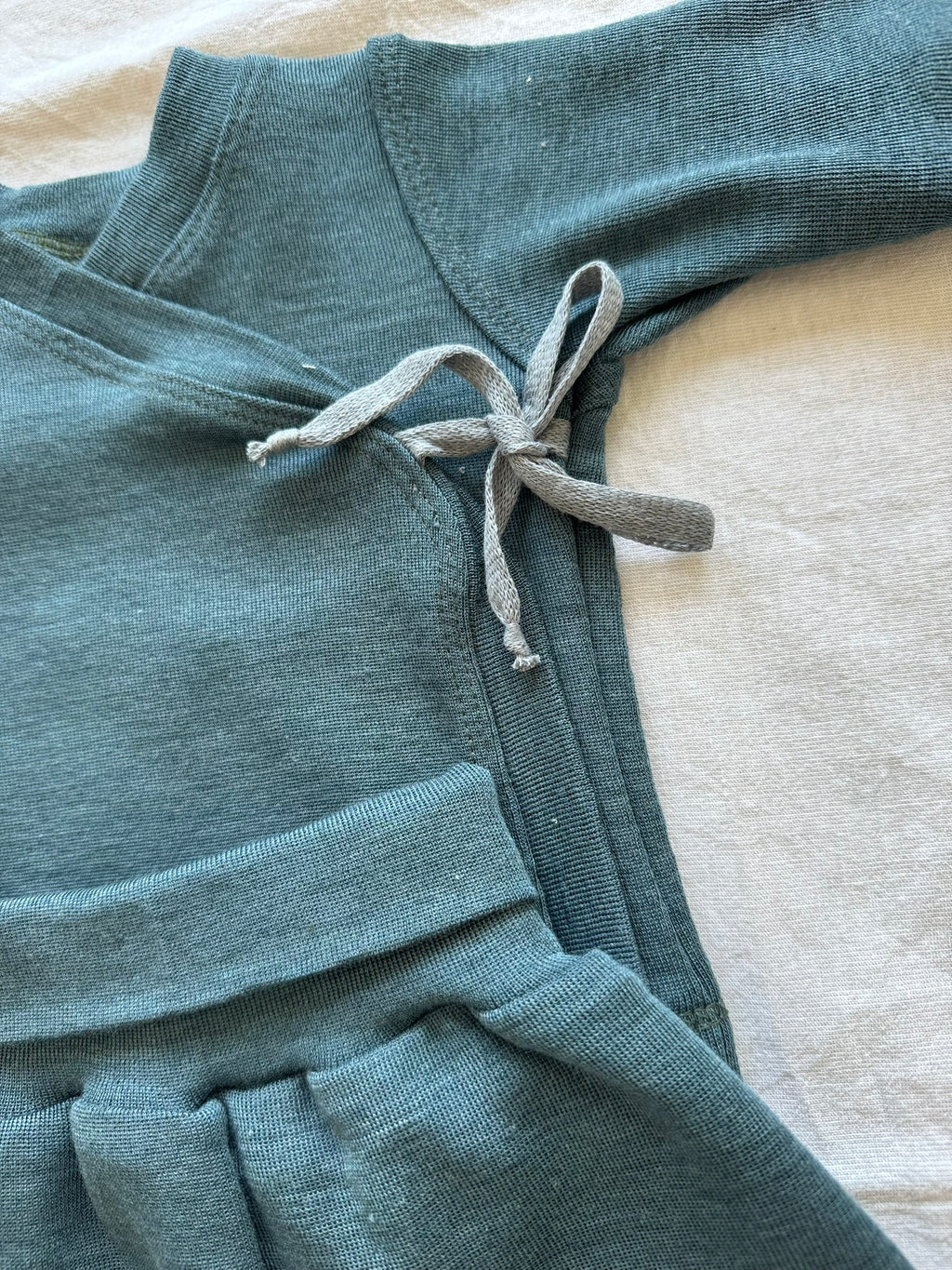 Set mit Wickeljacke aus Wolle/Seide - Einfarbig