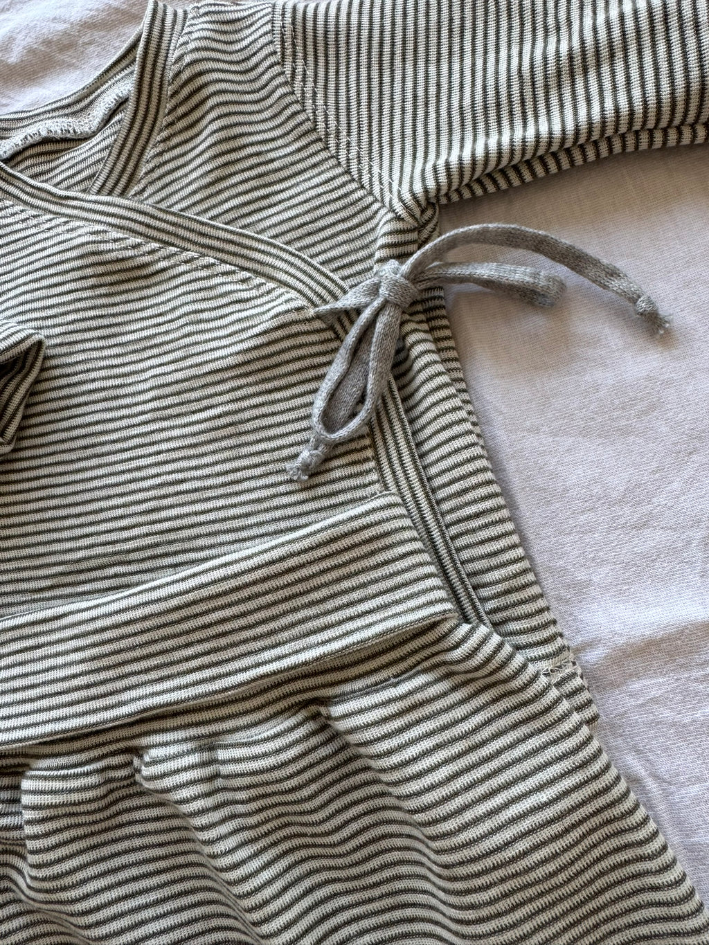 Set mit Wickeljacke aus Wolle/Seide -Geringelt